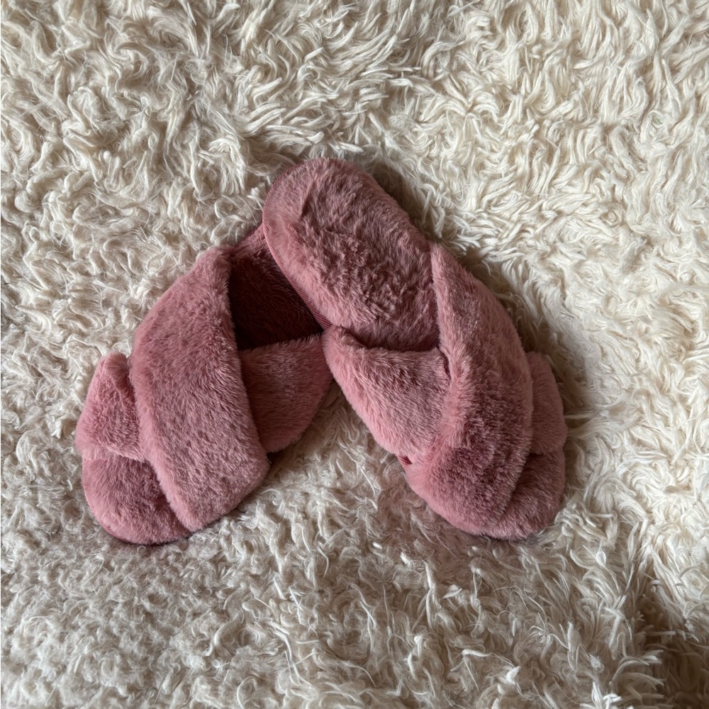 Warm fuzzy mauve pink slippers are super cute size 9-10